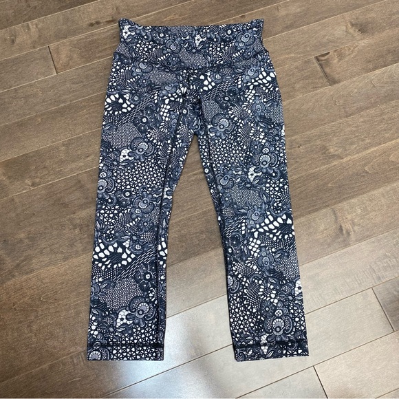 Lululemon Wunder Crop in Pretty Lace White Black - Picture 2 of 10